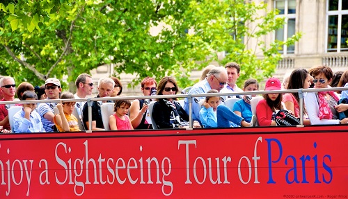 So many people - how can you "enjoy a sightseeing tour of Paris" like this?