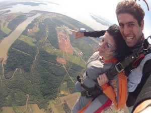 Eu e o João Victor, instrutor da Skydive sobre a Barragem de Itaipu