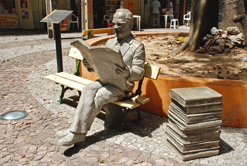 Poeta Mauro Mota na Praça do sebo bairro de Santo Antônio CREDITO Carlos Augusto