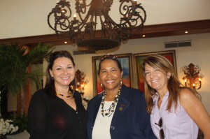 Resort Casa de Campo (Da esquerda): Tina Fanjul, consultora imobiliária;  Sarah Pelegrin, Gerente de Relações Públicas; e outra consultora imobiliária do grupo que receberam os jornalistas nas mansões em exposição
