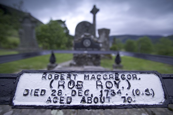 grave-and-sign-of-the-burial-place-of-outlaw-rob-roy