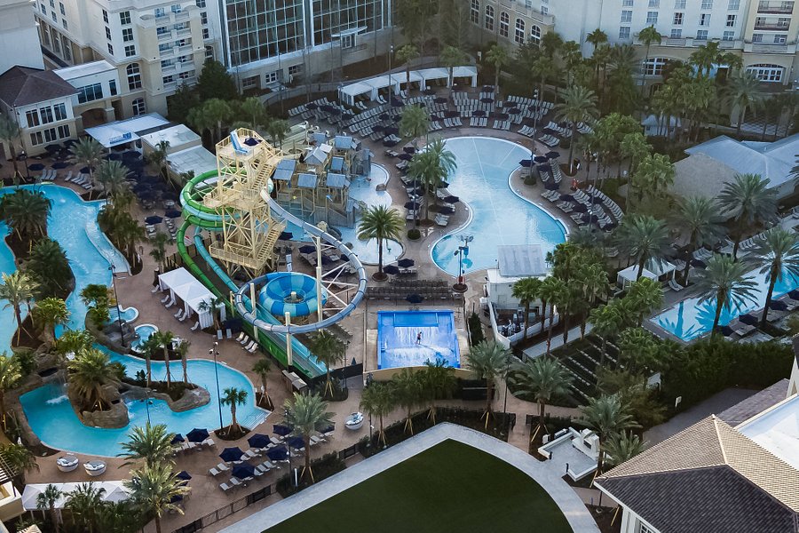 Confira os Resorts de Kissimmee onde você pode passar um dia na piscina 