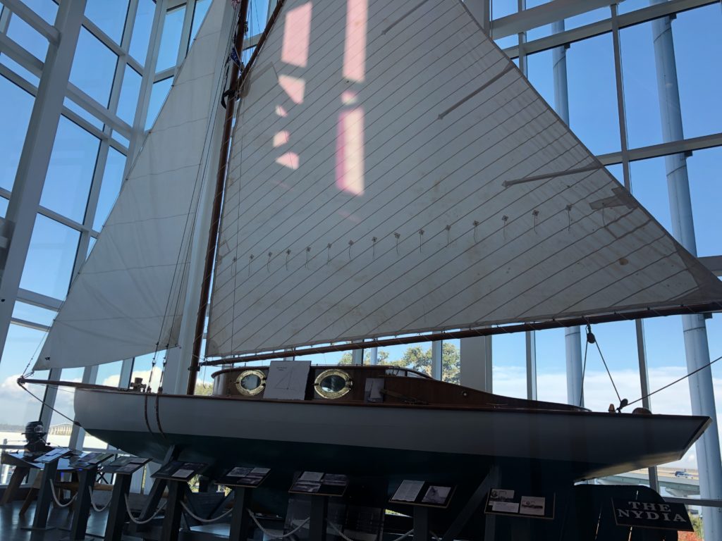 barco a vela dentro do Museu